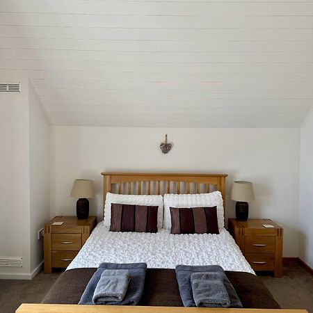 Medway Hot Tub Lodge South Cerney Εξωτερικό φωτογραφία
