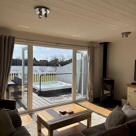 Medway Hot Tub Lodge South Cerney Εξωτερικό φωτογραφία