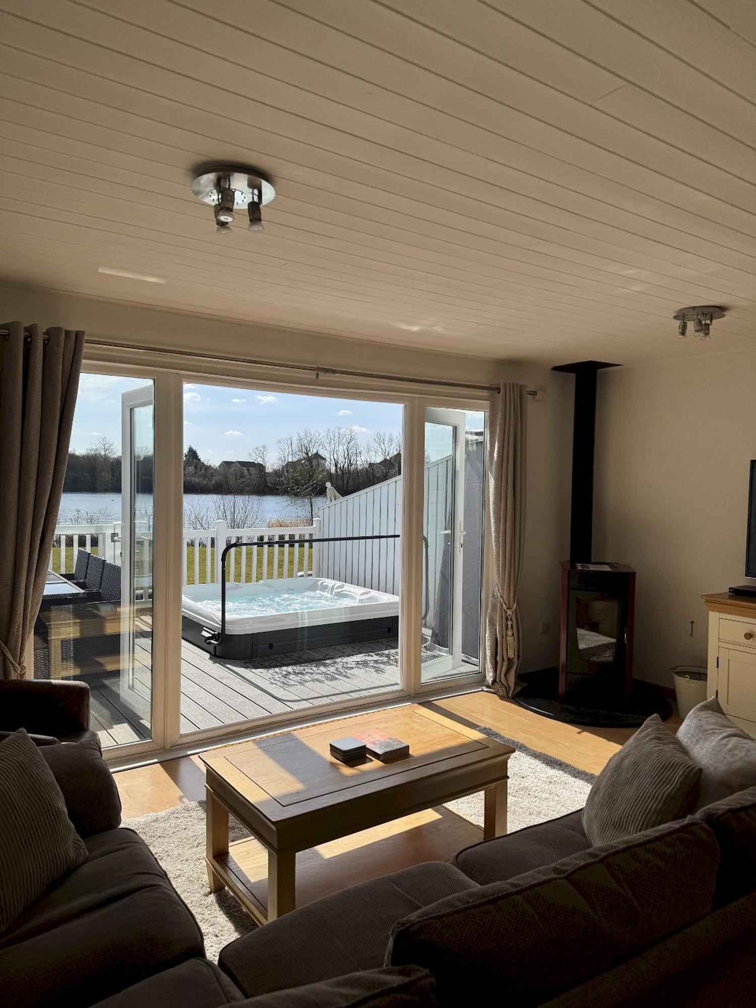 Medway Hot Tub Lodge South Cerney Εξωτερικό φωτογραφία