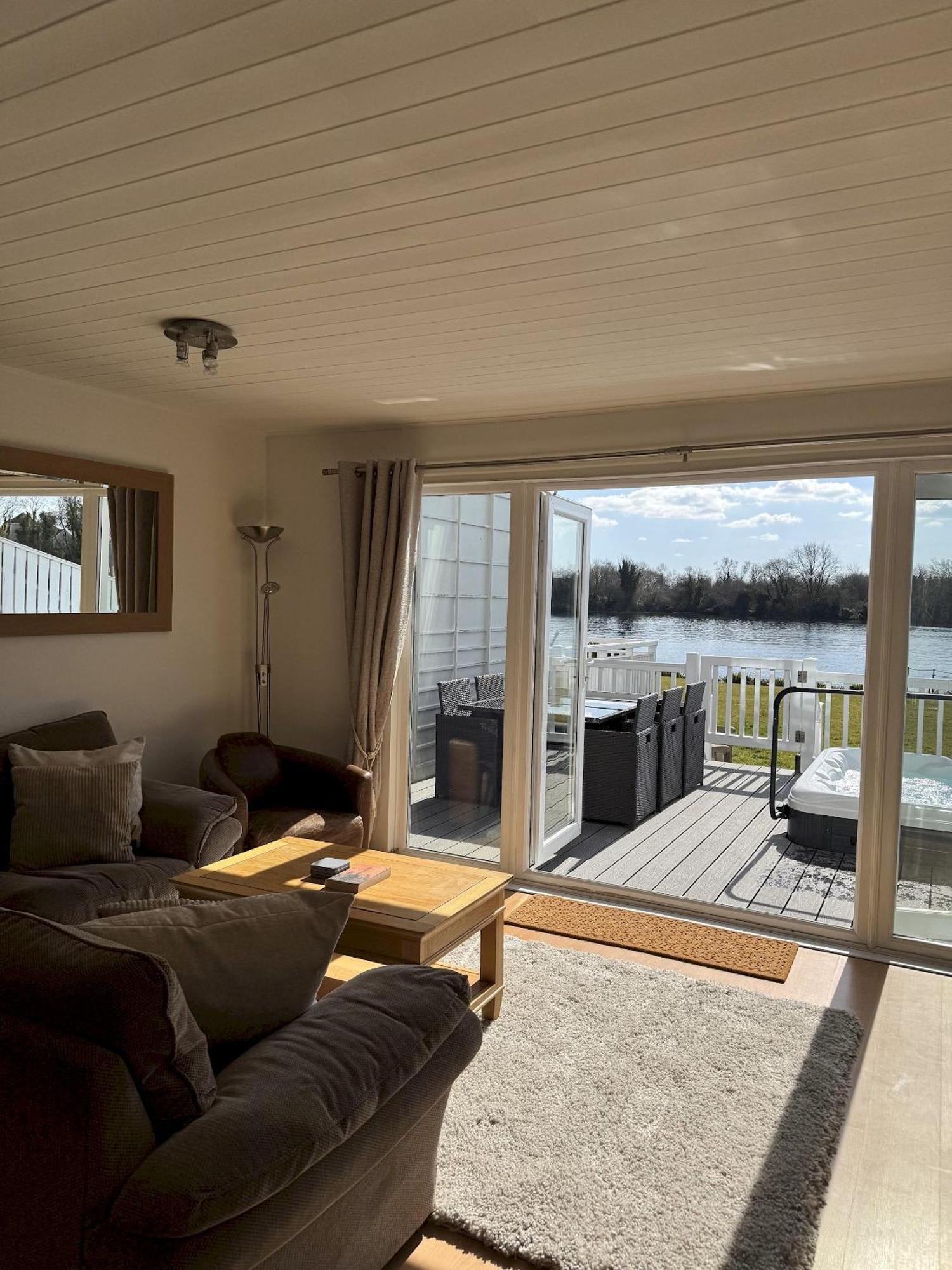 Medway Hot Tub Lodge South Cerney Εξωτερικό φωτογραφία