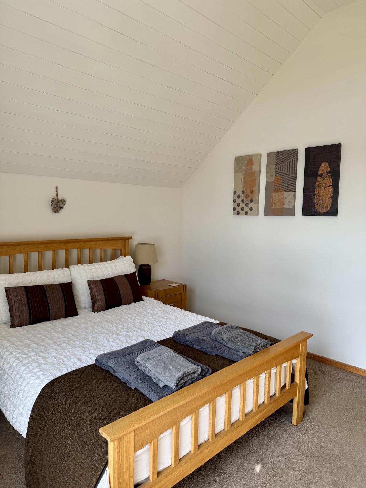 Medway Hot Tub Lodge South Cerney Εξωτερικό φωτογραφία