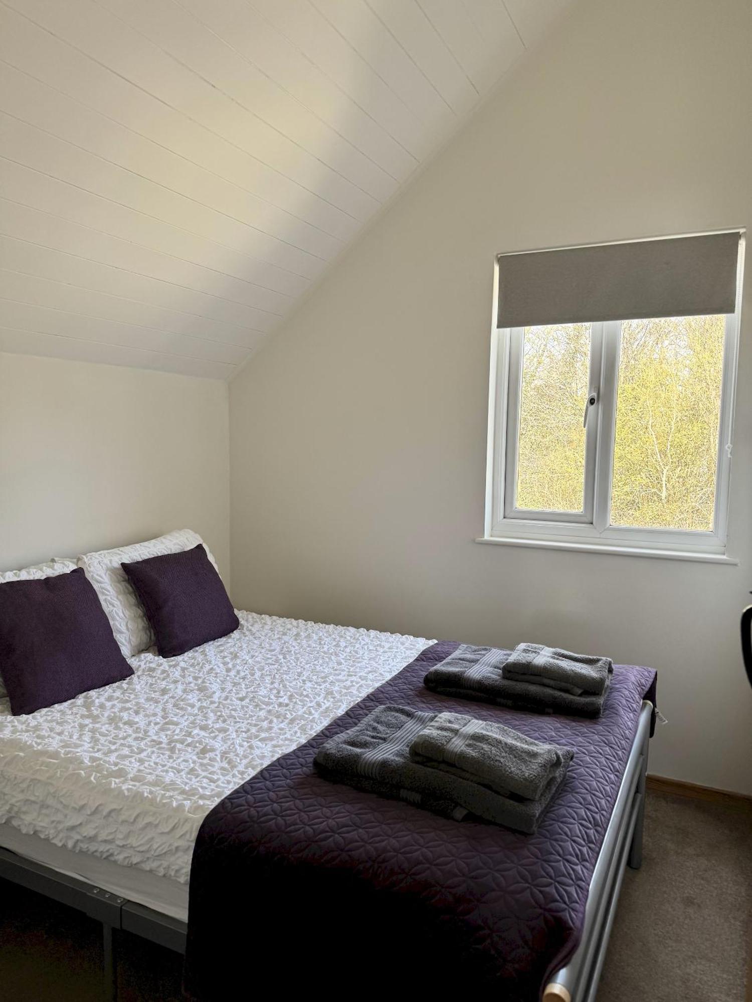 Medway Hot Tub Lodge South Cerney Εξωτερικό φωτογραφία