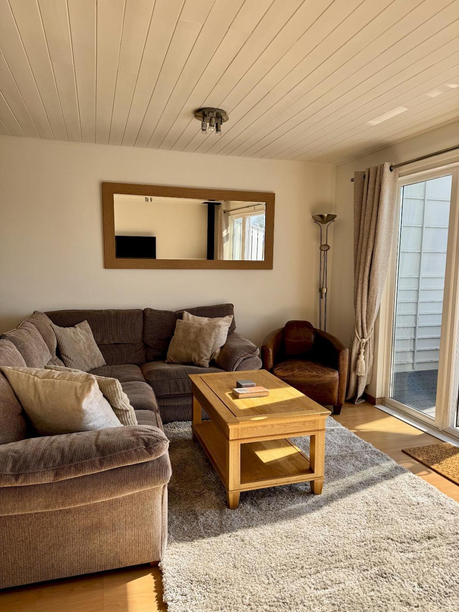 Medway Hot Tub Lodge South Cerney Εξωτερικό φωτογραφία