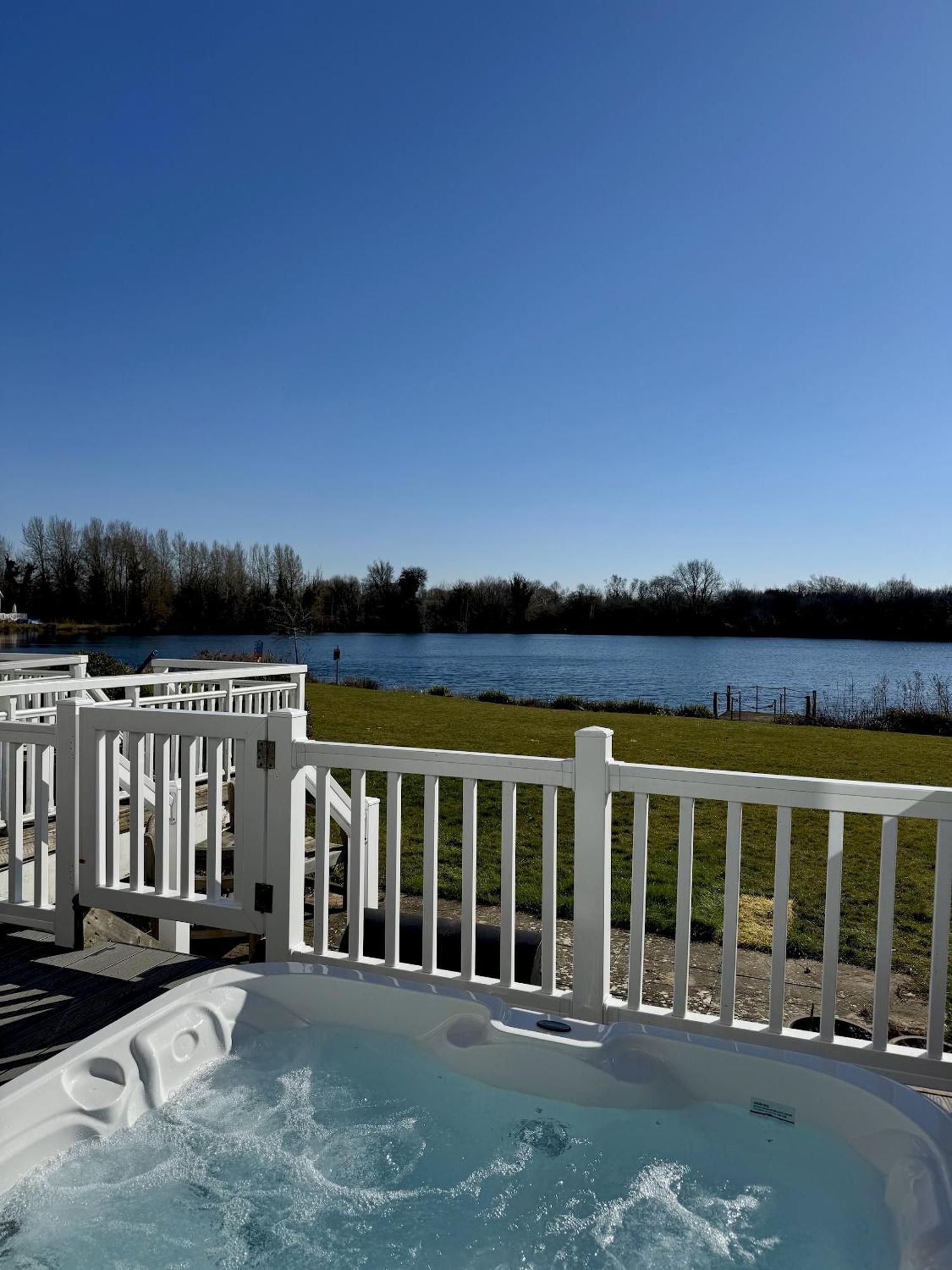 Medway Hot Tub Lodge South Cerney Εξωτερικό φωτογραφία