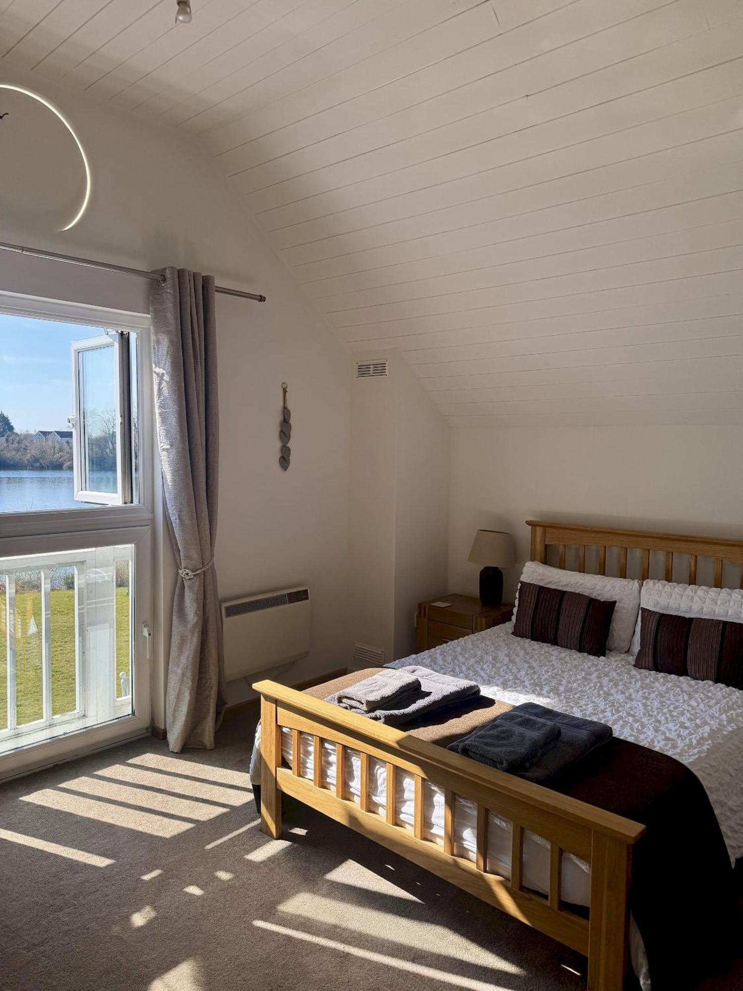 Medway Hot Tub Lodge South Cerney Εξωτερικό φωτογραφία