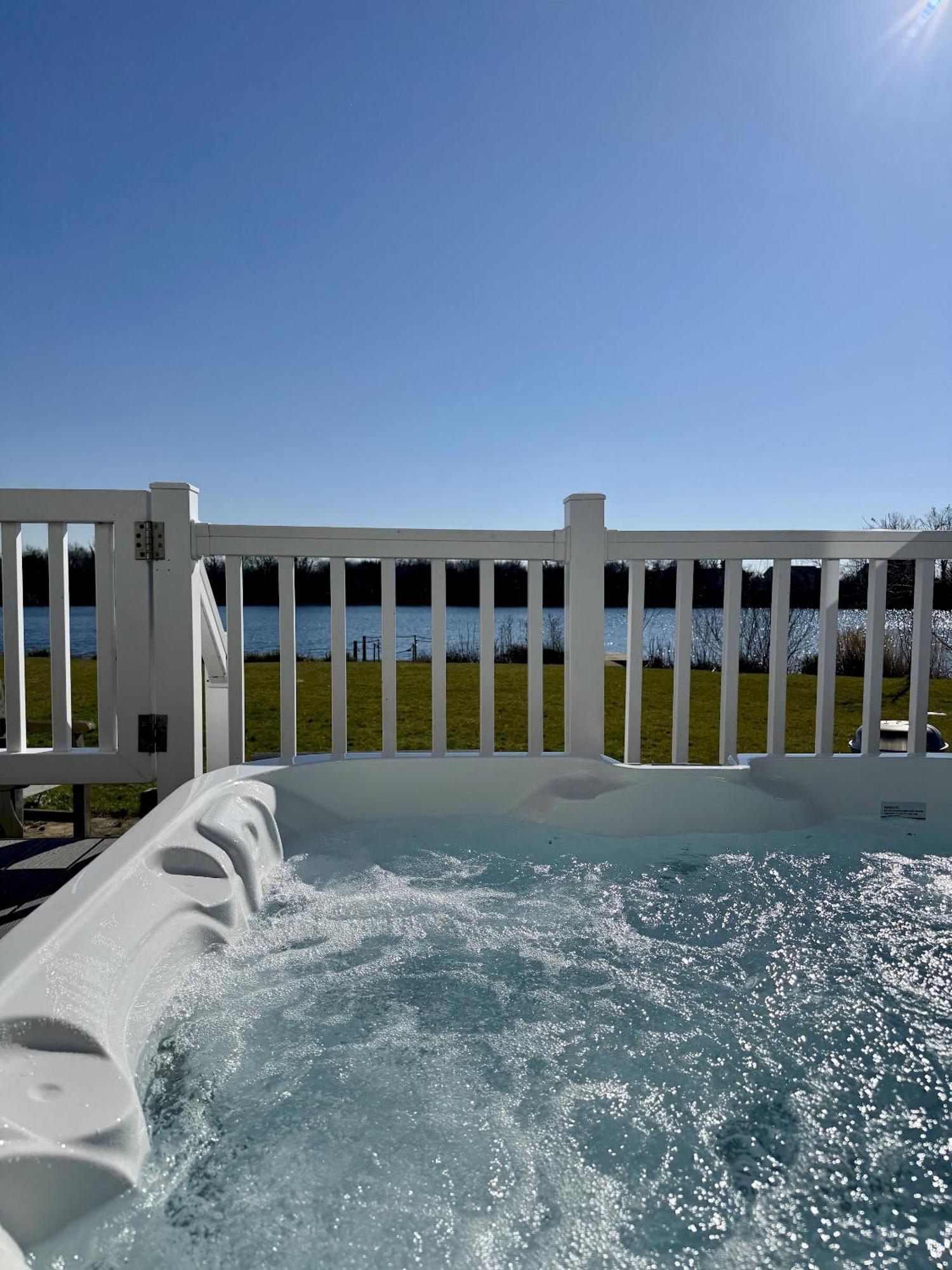 Medway Hot Tub Lodge South Cerney Εξωτερικό φωτογραφία