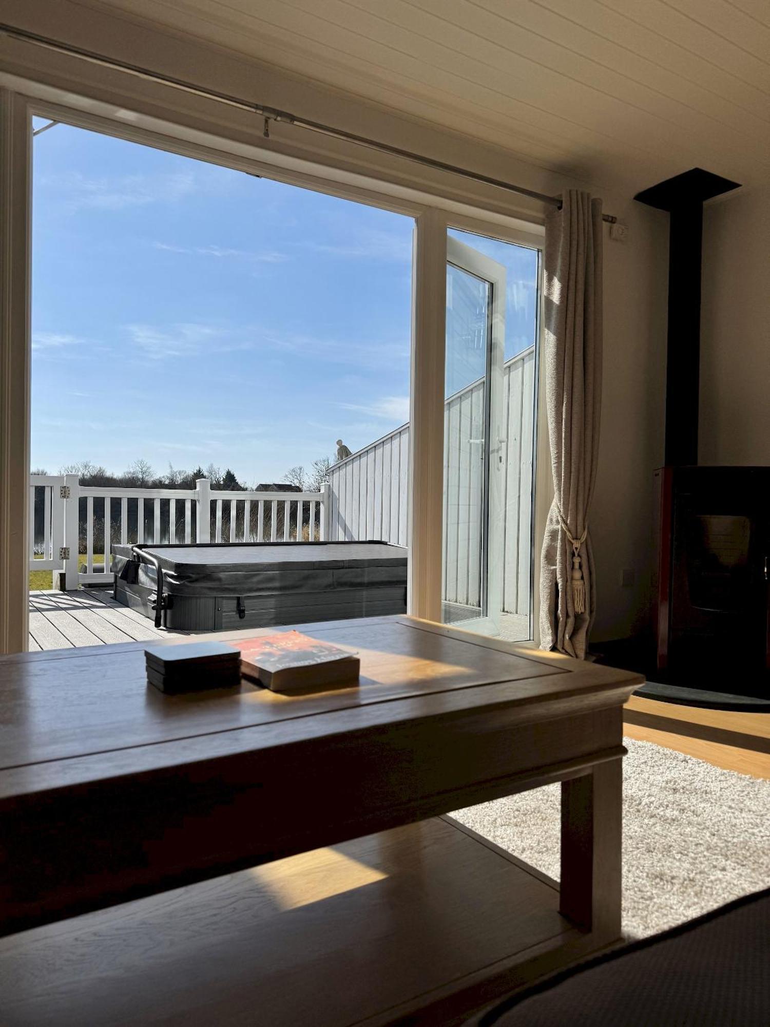 Medway Hot Tub Lodge South Cerney Εξωτερικό φωτογραφία