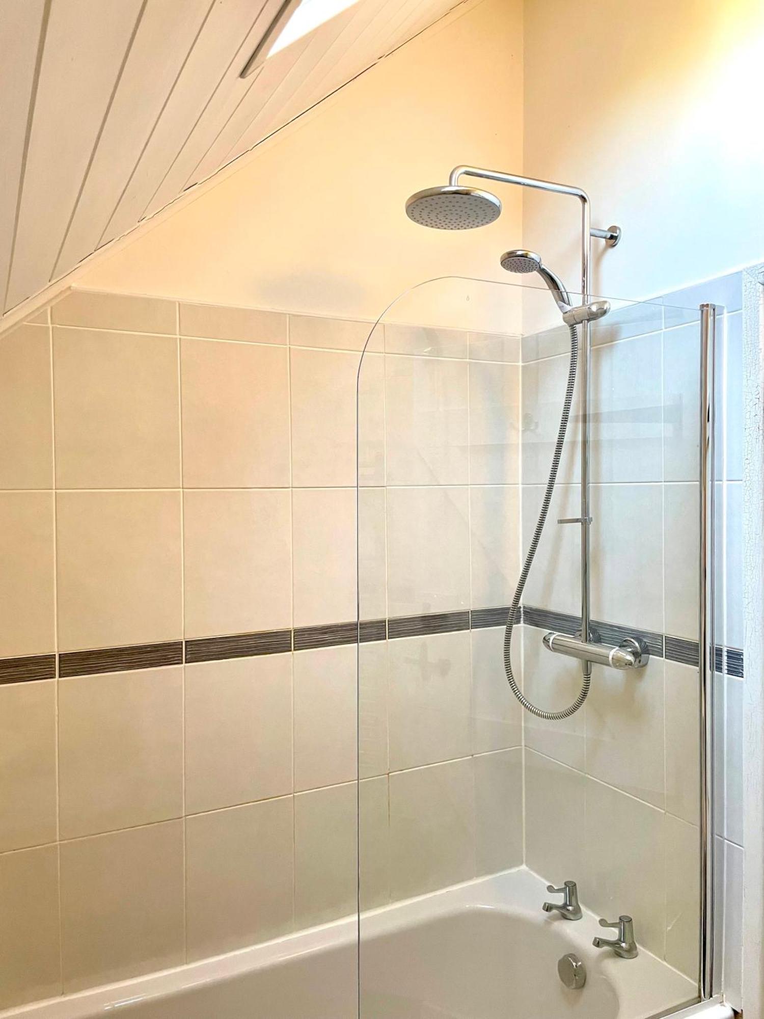 Medway Hot Tub Lodge South Cerney Εξωτερικό φωτογραφία