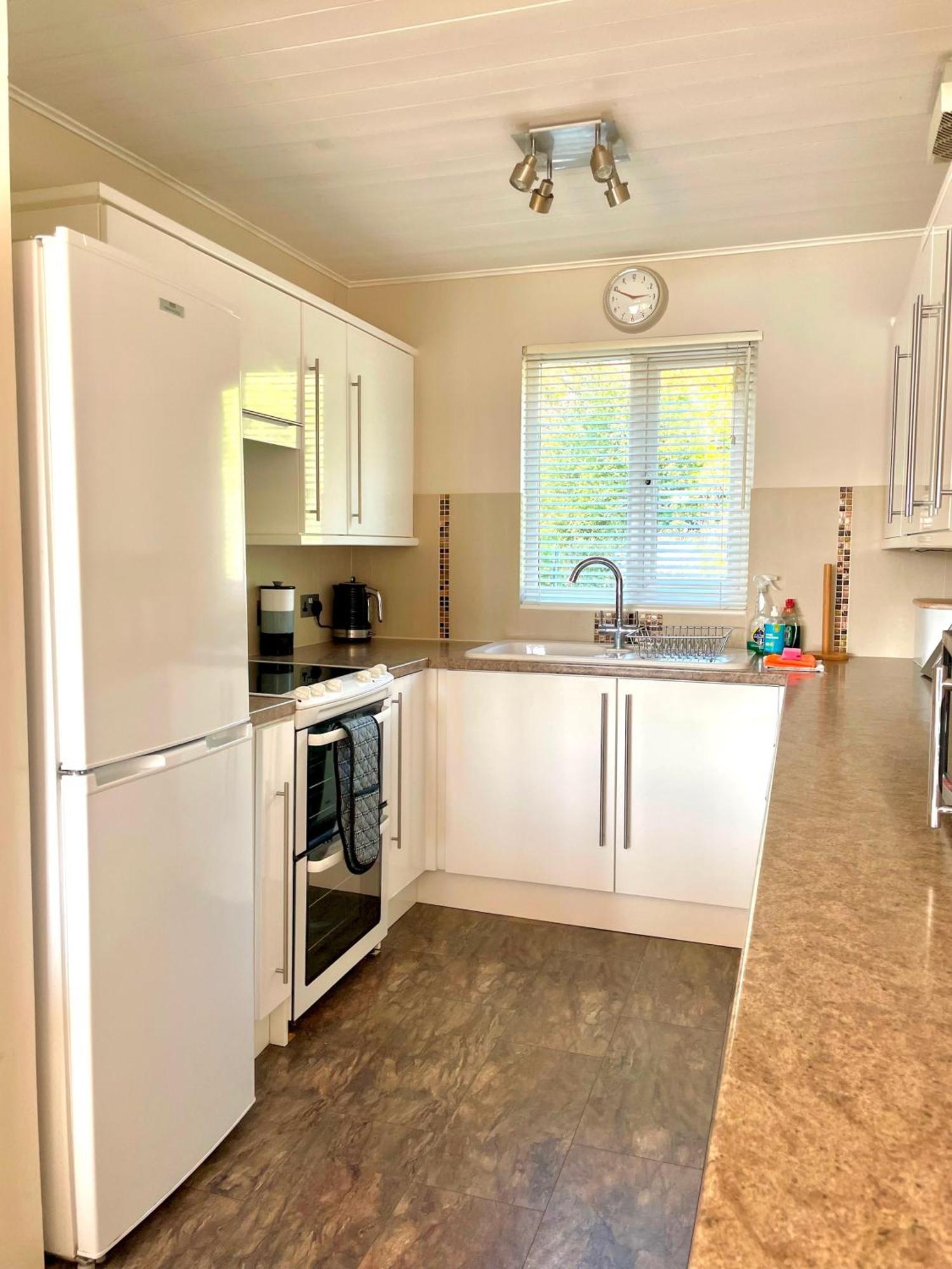 Medway Hot Tub Lodge South Cerney Εξωτερικό φωτογραφία