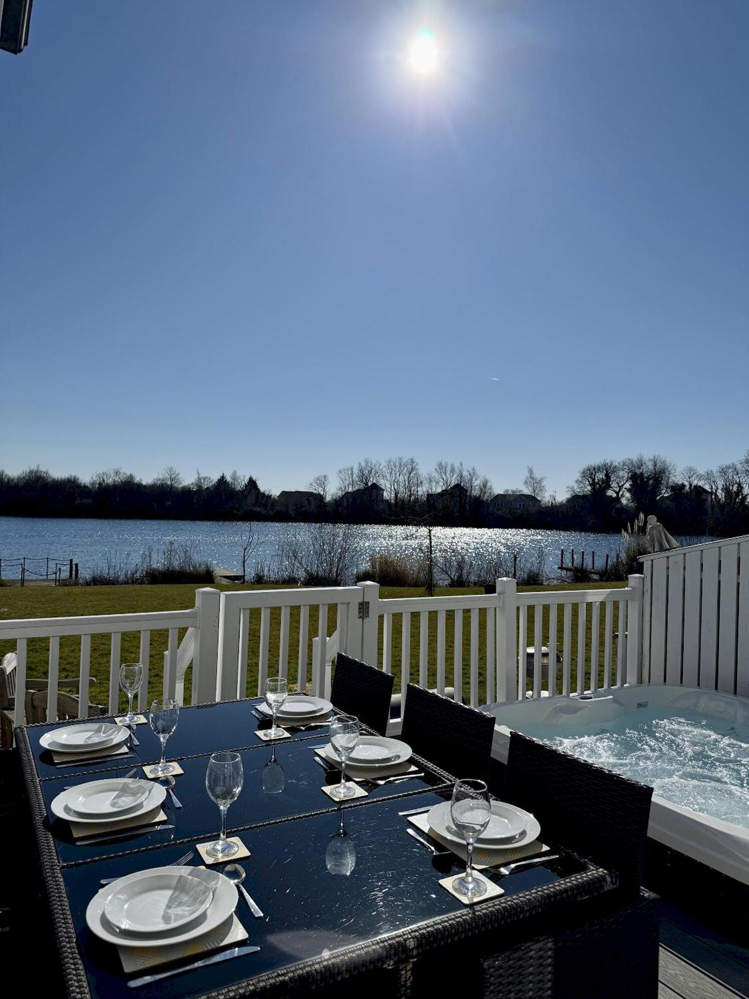 Medway Hot Tub Lodge South Cerney Εξωτερικό φωτογραφία