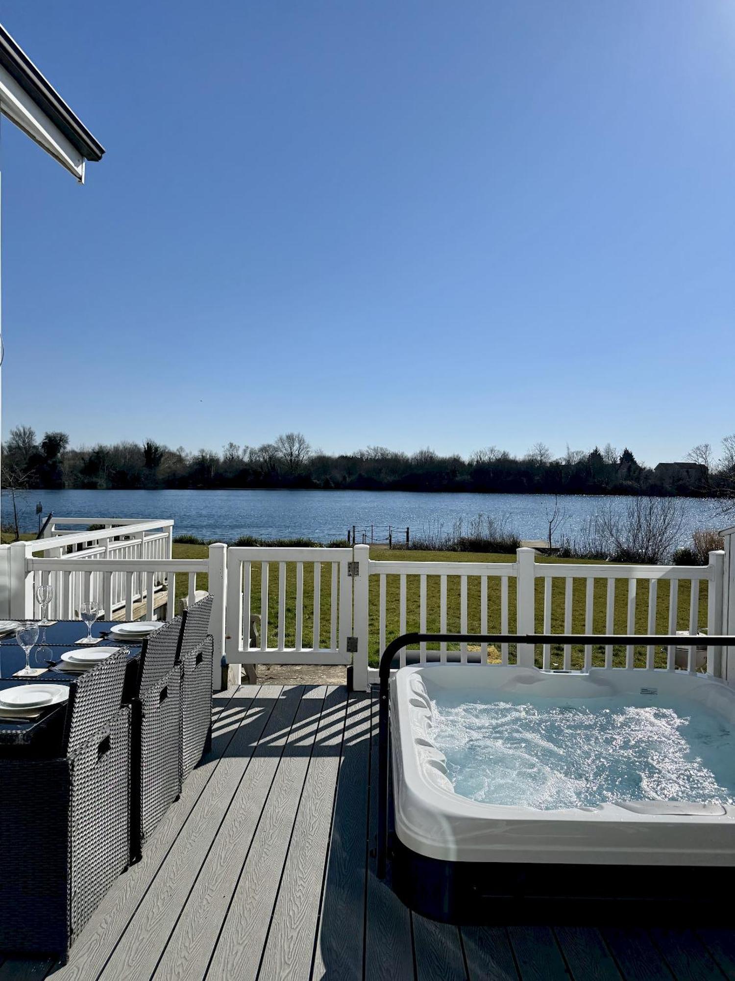 Medway Hot Tub Lodge South Cerney Εξωτερικό φωτογραφία